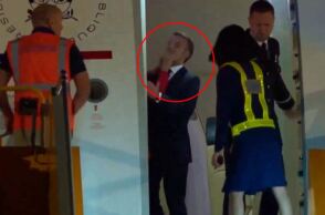 Brigitte Macron χαστουκίζει τον Emmanuel Macron - viral στιγμιότυπο