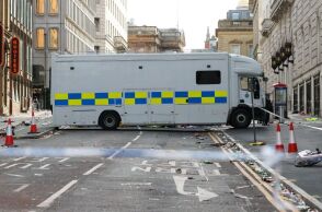 Το σημείο στο Λίβερπουλ της Αγγλίας όπου το αυτοκίνητο έπεσε στο πλήθος τραυματίζοντας 47 ανθρώπους