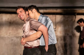 «Τελευταία επιθυμία» Αντώνης Αντωνόπουλος-Κέλλυ Παπαδοπούλου. Σκηνοθεσία: Αντώνης Αντωνόπουλος. Χώρος: Τζάμια Κρύσταλλα