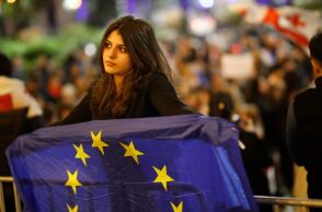 Ευρωβαρόμετρο: Η εμπιστοσύνη των Ευρωπαίων στην ΕΕ στο υψηλότερο ποσοστό από το 2007 - Τι διαπιστώνει έρευνα σε όλα τα 27 κράτη μέλη