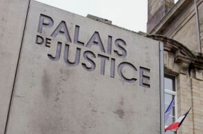 Γαλλία: Ο χειρουργός Ζοέλ Λε Σκουαρνέκ καταδικάστηκε σε 20 χρόνια κάθειρξη για τη σεξουαλική κακοποίηση εκατοντάδων παιδιών επί δεκαετίες 