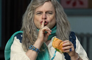 Mike’s Amazing: Η καμπάνια Group Therapy με τον Τζέισον Αλεξάντερ