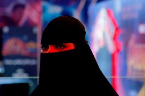 Guardian: Αποκαλύψεις για τα μυστικά «σωφρονιστικά κέντρα» στη Σαουδική Αραβία, όπου γυναίκες τιμωρούνται για «ανυπακοή» με κακοποιήσεις και απομόνωση.