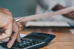 Άτομο με υπολογιστή ανά χείρας