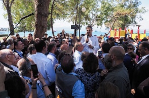 Ο Κυριάκος Μητσοτάκης μιλά σε πολίτες στην Ερέτρια