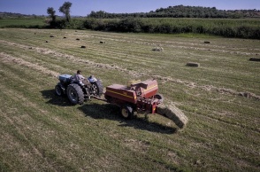 Τρακτέρ οργώνει χωράφι
