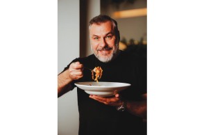 Αισώπου Μύθοι: Πεντανόστιμη ελληνική κουζίνα  στα στενά του Ψυρρή