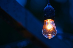 Αναμένη και βρεγμένη λάμπα