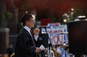 Φοιτητής σε διαμαρτυρία για τα μέτρα Τραμπ