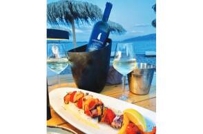 Αxinos Seafood Restaurant: Φρέσκα ψάρια και θαλασσινά δίπλα  στο κύμα 