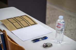 Τετράδιο υποψηφίου Πανελληνίων 2025 και στυλό σε θρανίο 