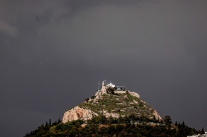 Μαύρα σύννεφα πάνω από τον Λυκαβηττό