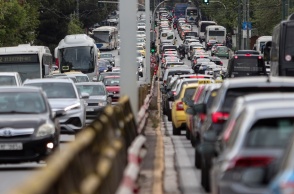 Αυτοκίνητα και λεωφορεία κολλημένα στην κίνηση στην Λεωφόρο Συγγρού