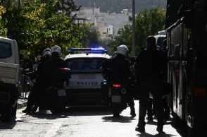 Αστυνομικοί με μηχανή συνοδεύουν περιπολικό