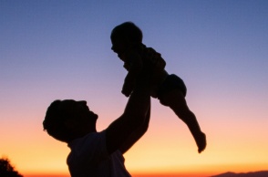 Πατέρας κρατά το μωρό του ψηλά