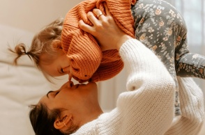 Μητέρα κρατά ψηλά το παιδάκι της