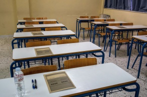 Θρανία σε εξεταστικά κέντρα με το τετράδιο απαντήσεων των Πανελληνίων 2025 τοποθετημένο πάνω τους