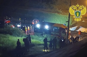 Διασώστες στη Ρωσία μετά την κατάρρευση γέφυρας