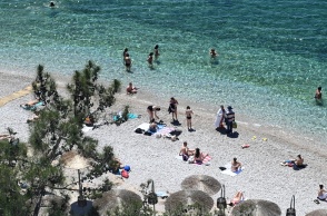 Λουόμενοι σε παραλία