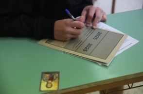 Μαθητής γράφει στο τετράδιο απαντήσεων των Πανελληνίων 2025