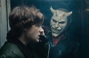 Αποκαλύφθηκε το τρέιλερ του Black Phone 2 - Η ταινία τρόμου με τον Ίθαν Χοκ βασίζεται σε διήγημα του Τζο Χιλ, γιου του Στίβεν Κινγκ