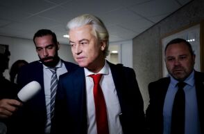 Η ολλανδική κυβέρνηση καταρρέει καθώς ο ακροδεξιός Γκέερτ Βίλντερς αποσύρει το κόμμα του από τον συνασπισμό λόγω της μεταναστευτικής πολιτικής