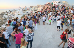 Η τουριστικοποίηση σαρώνει πόλεις και νησιά, εκτοπίζοντας κατοίκους