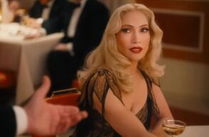 Η Τζένιφερ Λόπεζ αποπνέει την αίγλη του παλιού Χόλιγουντ στο πρώτο teaser trailer του μιούζικαλ «Το Φιλί της Γυναίκας Αράχνης»