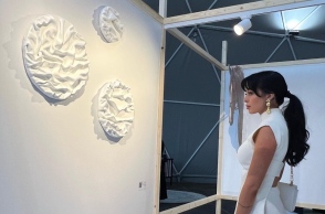  Η Paris Vivianne Panigiris σμιλεύει κύματα και αναμνήσεις