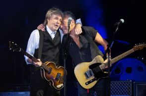 Πολ ΜακΚάρτνεϊ: Ανέβηκε στη σκηνή με τον Μπρους Σπρίνγκστιν για να παίξουν Beatles - Η κοινή εμφάνιση των δύο μουσικών θρύλων στο Λίβερπουλ.