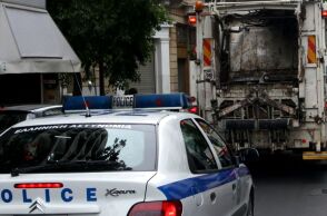 Περιπολικό πίσω από απορριμματοφόρο σε δρόμο της Αθήνας