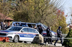 Περιπολικό και αστυνομικοί της Αυστρίας