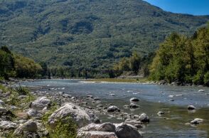 Άρτα: Δύο ανήλικα παιδιά ανασύρθηκαν χωρίς τις αισθήσεις τους από τον ποταμό Άραχθο