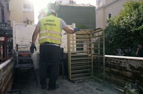 Δήμος Αθηναίων: «Καμπάνα» για αυθαιρεσίες στον δημόσιο χώρο και QR code σε κάθε κατάστημα - Επιχείρηση «σκούπα» για 67 παράνομα τραπεζοκαθίσματα