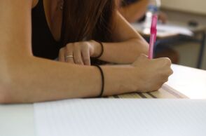 Πανελλήνιες 2025: Μαθήτρια κατήγγειλε λεκτική επίθεση και ρατσιστικά σχόλια από επιτηρήτρια - «Πώς ντύθηκες έτσι;»