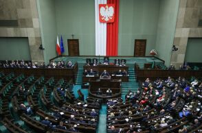 Πολωνία: Ο πρωθυπουργός Ντόναλντ Τουσκ έλαβε ψήφο εμπιστοσύνης, ενισχύοντας προσωρινά την κυβέρνησή του παρά τις δυσκολίες με τα προεδρικά βέτο.