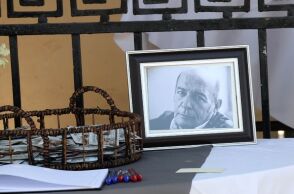 Ο τελευταίος αποχαιρετισμός στον Βασίλη Παπαβασιλείου - Συγγενείς, φίλοι, εκπρόσωποι της Τέχνης και του πολιτικού χώρου έδωσαν το παρών στην κηδεία του.