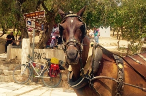 Tο αργό τράβελινγκ του αθηναϊκού καλοκαιριού