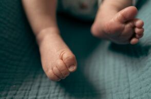 Νεκρό βρέφος στην Πάρο: Αντικρουόμενες οι εκδοχές των γονέων - Ερωτήματα για την ώρα που παρέμεινε στην παραλία