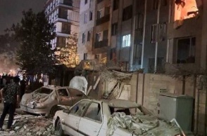 Κατεστραμμένα κτίρια και οχήματα μετά την επίθεση του Ισραήλ στο Ιράν