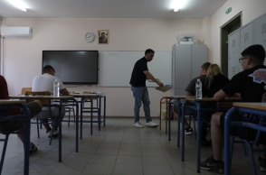 Επιτηρητής μοιράζει τα θέματα των Πανελληνίων 2025 μέσα σε εξεταστικό κέντρο