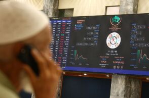 Οι τιμές του πετρελαίου εκτοξεύτηκαν μετά την ισραηλινή επίθεση στο Ιράν, ενισχύοντας φόβους για σύρραξη που θα πλήξει τον ενεργειακό εφοδιασμό.