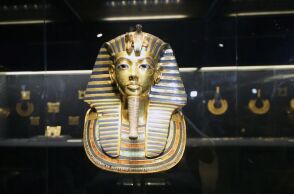 Η περίφημη χρυσή νεκρική μάσκα του Τουταγχαμών μεταφέρεται από το μουσείο του Καΐρου στο νέο υπερσύγχρονο Μεγάλο Αιγυπτιακό Μουσείο στη Γκίζα