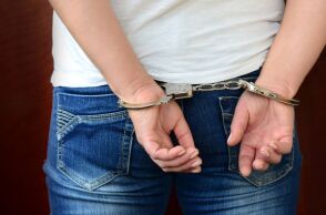 25χρονη συνελήφθη στην Κω για διακίνηση ναρκωτικών - Παραλάμβανε δέμα με κάνναβη, ενώ στο σπίτι της εντοπίστηκαν και άλλες ποσότητες.