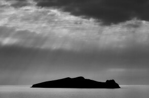 The Sleeping Giant, Dingle. Ασπρόμαυρο τοπίο από την Ιρλανδία - Giles Norman