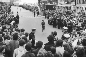 Πέθανε η Νίνα Κούσκσικ, η πρώτη γυναίκα μαραθωνοδρόμος της Νέας Υόρκης