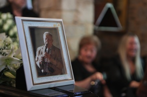 Φωτογραφία του Πετρολούκα Χαλκιά πάνω στο φέρετρό του στο παρεκκλήσιο της Μητρόπολης Αθηνών 