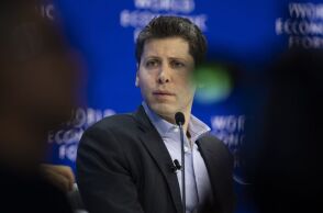 Ο Σαμ Άλτμαν δηλώνει πως η Meta προσφέρει «γιγαντιαία μπόνους» 100 εκατ. δολαρίων για να αποσπάσει στελέχη της OpenAI, χωρίς αποτέλεσμα.