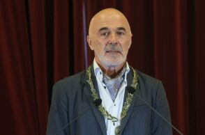 Ο Στάθης Λιβαθινός ο πρώτος σκηνοθέτης του θεάτρου που εισέρχεται στην Ακαδημία Αθηνών, ως πρακτικός του θεάτρου στη νεοσυσταθείσα έδρα «Θεατρικής Τέχνης»