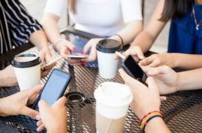 Η εθιστική χρήση οθονών σε εφήβους σχετίζεται με διπλάσιο κίνδυνο αυτοκτονικών σκέψεων και ψυχικής δυσφορίας, δείχνει νέα μελέτη.